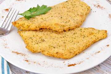 filet de poisson meunière dans une assiette