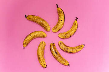 8 bananas on a pink background, homage to the Velvet Underground album or just to a very tasty...