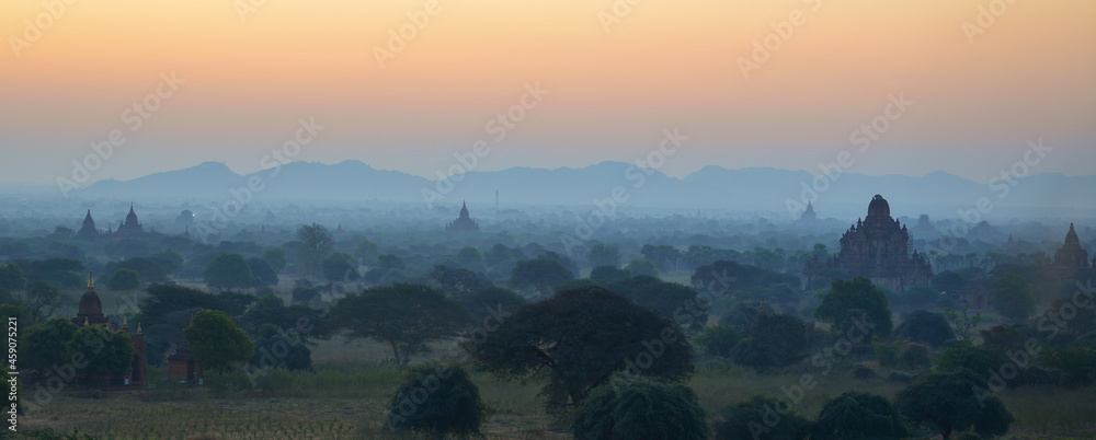 Wall mural Beautiful sunrise scene in Bagan, Myanmar