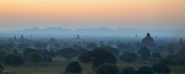 Obraz premium Beautiful sunrise scene in Bagan, Myanmar
