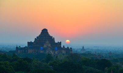 Obraz premium Beautiful sunrise scene in Bagan, Myanmar