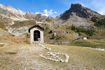 Erinnerung au die Alpenfront -Kriegskapelle aus dem ersten Weltkrieg - Valle Maira, Piemont,...