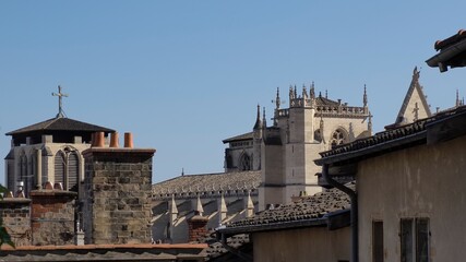 Fototapeta na wymiar fronton, toits et cheminées de Lyon.