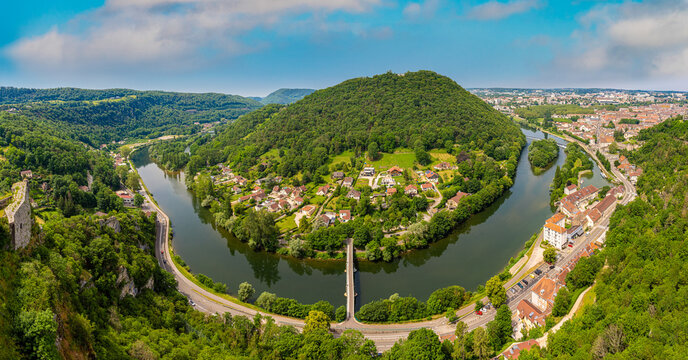 Panoramablick auf den Fluß Doubs von der Zitadelle von Besancon in der Region Bourgogne Franche-Comte in Frankreich