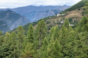 Hoch über dem Talboden des Vallone del Marmora im Piemont liegt das Kleine Bergdorf  Reinero mit seinen schön restaurierten  alten Steinhäusern