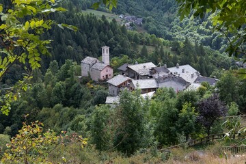 Alte Dachlandschaft - Blick auf den, in einem Seitental der Valle Maira gelegene Ort Reinero