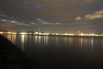 Obraz premium SDGs【えんとつ町のプペル】のモデルになったコンビナート山口県周南市の周南コンビナート