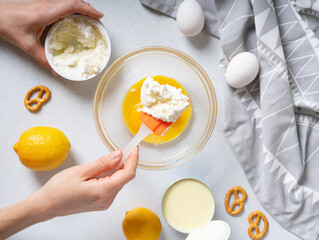 Steps for making a simple lemon tart with crackers and creme filling.