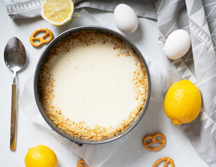 Steps for making a simple lemon tart with crackers and creme filling.