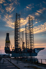 Obraz premium oil rig at sunset