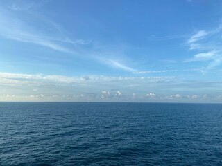 Obraz premium beautiful sea and sunny sky with clouds