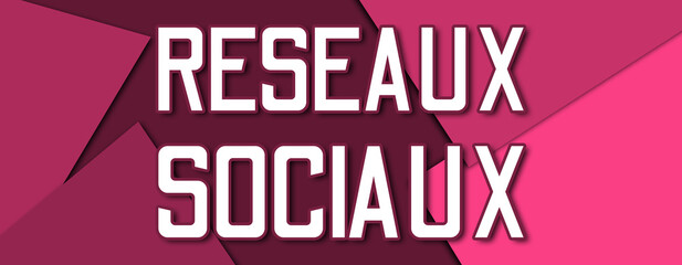 Reseaux Sociaux - text written on pink paper background