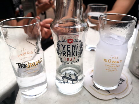 Yeni Raki als Ap&eacute;ritif am 06.08.2021 in einem Restaurant am Galataturm im Galataviertel im Stadtteil Beyoglu in Istanbul am Bosporus in der T&uuml;rkei