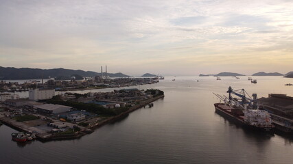 Fototapeta premium SDGs地球環境とミライ！周南コンビナートと大気汚染問題