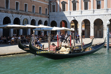 Fototapeta na wymiar walking in the canals of Venice 