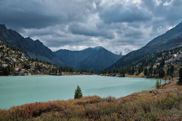 Fototapeta na wymiar The Darashkol lake in Altai in Siberia