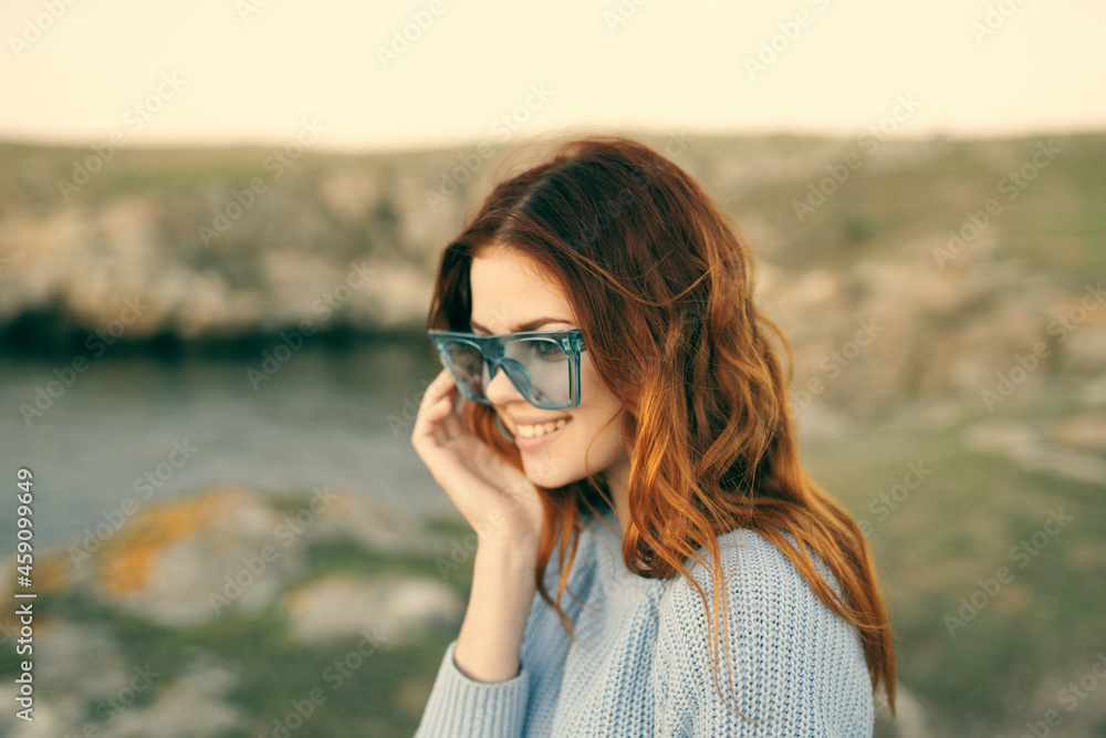 Poster Cheerful woman outdoors landscape mountains freedom