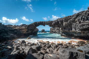rotsachtig strand met een natuurlijke boog in Las Puntas. El Hierro eiland. Canarische eilanden