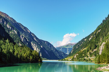 Fototapeta na wymiar Blick auf einen Stausee in einem Bergtal / Stillup Tirol