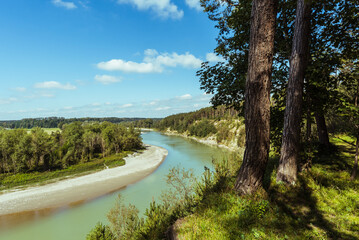 Flossinger Innkurve Im Sommer bei Sonne und leicht bewölktem Himmel