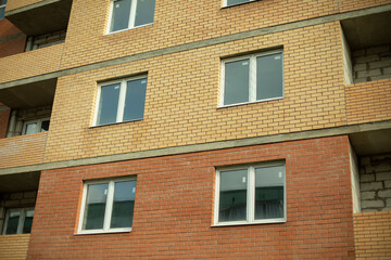 Obraz premium Windows in the new house. Plastic windows are installed in a brick house.