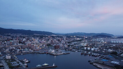 Fototapeta premium SDGs地球環境！山口県周南市のコンビナートと瀬戸内海の夕日