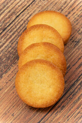 sablés breton en gros plan sur une table en bois