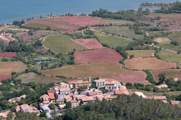 Village de Liausson au bord du lac du Salagou