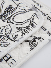 a set of kitchen tacks made of cotton fabric with edging on the edges with an oblique label