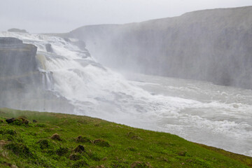 Der Gullfoss ist ein Wasserfall des Flusses Hvítá in Haukadalur im Süden Islands. Das Wasser des Hvítá-Flusses entspringt vom Gletscher Langjökull