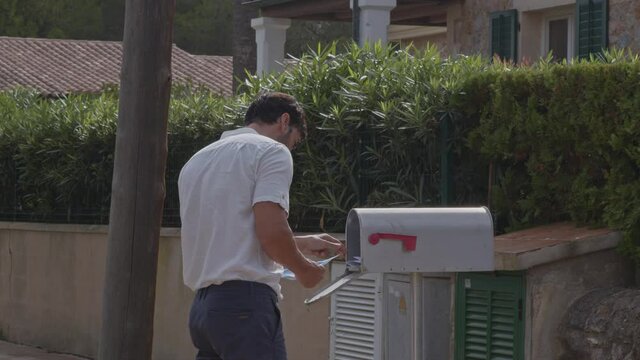 Hombre con cartas en buz&oacute;n americano cartero   (Grabado en 6K con blackmagic RAW)