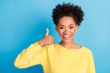 Photo of cheerful positive young happy afro american woman make thumb up isolated on blue color background