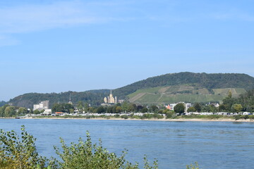 Blick über den Rhein von Bad Breisig Richtung Bad Hönningen mit Schiffsverkehr in der Ferne