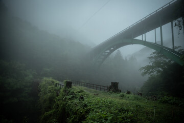 霧中のダムの廃橋