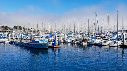 Fototapeta na wymiar Port de Monterey (californie), bâteau à dominance de bleu