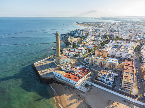 Foto a&eacute;rea desde el mar de Chipiona, un pueblo costero de la provincia de C&aacute;diz en Andaluc&iacute;a (Espa&ntilde;a).