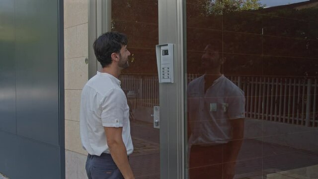 Hombre anormal llama a telefonillo y baila (Grabado en 6K con blackmagic RAW)