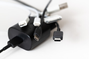 EU schlägt Normierung von Ladekabeln für Handys nach USB-C Standard vor.
Einsparung und Abfallvermeidung durch Standardisierung. 
 - obrazy, fototapety, plakaty