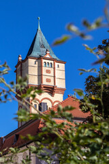 Wasserturm in Straubing, Niederbayern und blauem Himmel