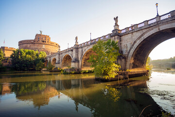Obraz premium Along the banks of the Tiber River in Rome. Ancient bridges