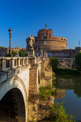 Fototapeta premium Lungo le sponde del fiume Tevere a Roma. Ponti antichi e scorci meravigliosi