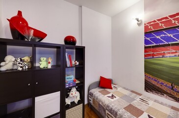 Pokój z sypialnia i sportową fototapetą na ścianie - obrazy, fototapety, plakaty