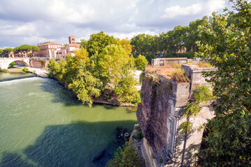 Lungo le sponde del fiume Tevere a Roma. Ponti antichi e scorci meravigliosi