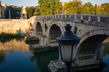 Lungo le sponde del fiume Tevere a Roma. Ponti antichi, castel sant'angelo