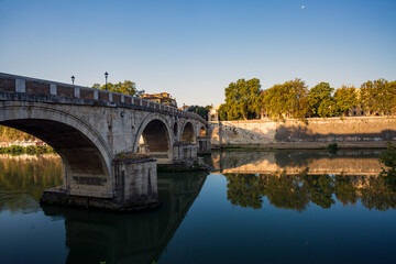 Fototapeta premium Lungo le sponde del fiume Tevere a Roma. Ponti antichi e scorci meravigliosi