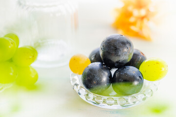 カラス皿の上の葡萄の粒