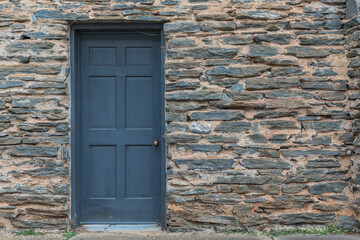 Fototapeta na wymiar Door in stone wall