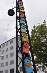 Bunte Vogelhäuschen an einem Strommast in Kopenhagen