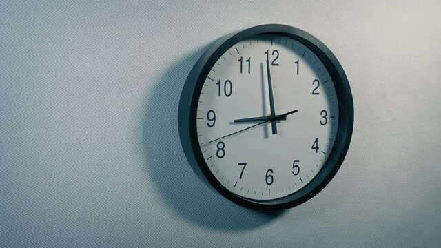 9 O'Clock Wall Clock Moving Shot