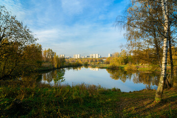 Fototapeta na wymiar autumn city landscape with lake